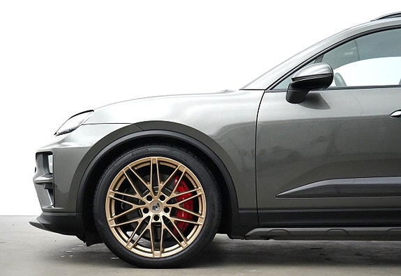 Porsche Macan Turbo 3 of 5