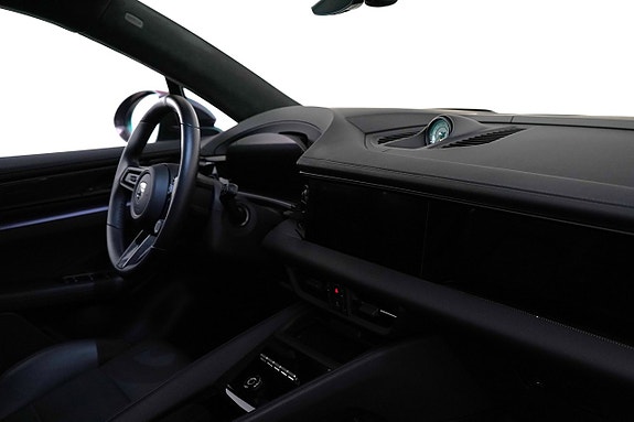 Porsche Macan Turbo 17 of 23