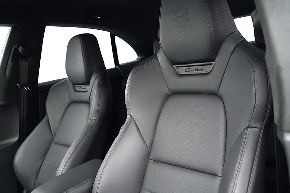 Porsche Macan Turbo 7 of 23
