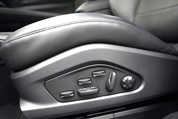 Porsche Macan Turbo 12 of 23