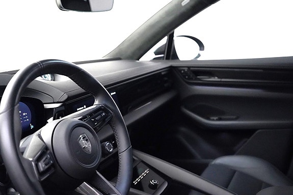 Porsche Macan Turbo 6 of 23