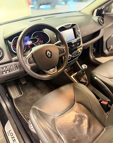 Renault Clio 12 of 23