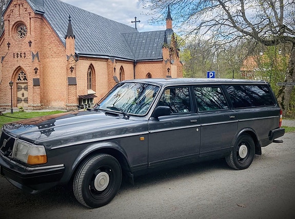 Volvo 240 2 of 5