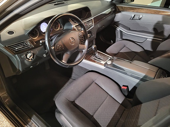 Mercedes-Benz E220 4 of 5