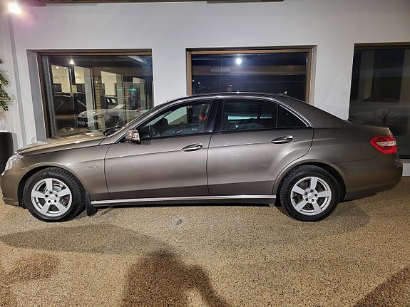 Mercedes-Benz E220 3 of 5