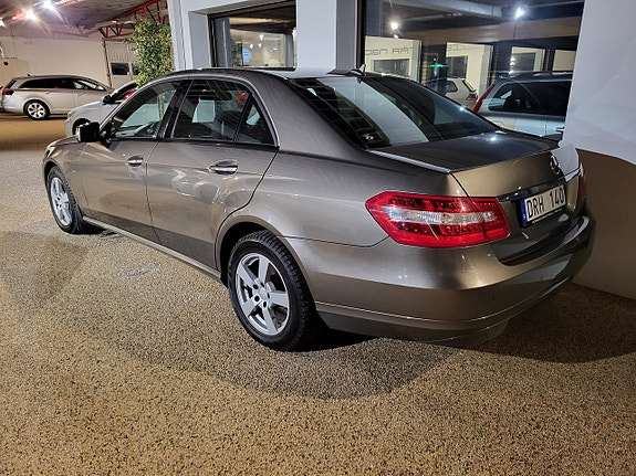 Mercedes-Benz E220 2 of 5