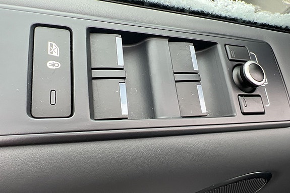 Land Rover Range Rover Sport 24 of 29