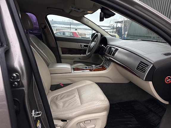 Jaguar XF 10 of 22