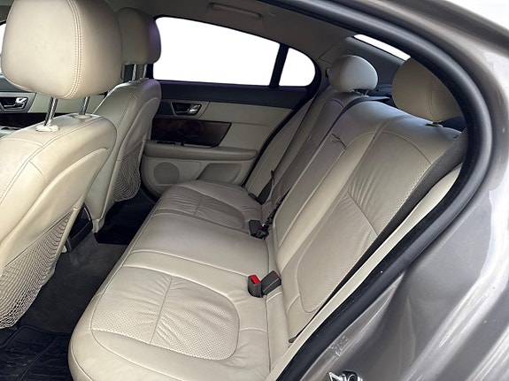 Jaguar XF 16 of 22