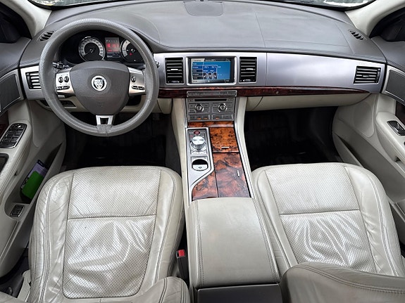 Jaguar XF 13 of 22
