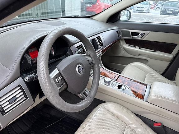 Jaguar XF 12 of 22