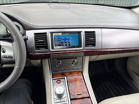 Jaguar XF 14 of 22