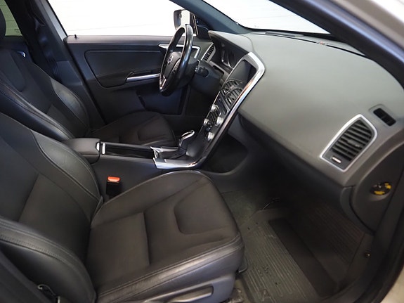 Volvo XC60 10 of 22