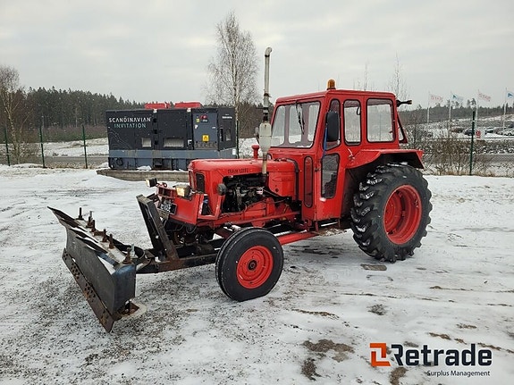 Traktor veterantraktor Volvo BM 400 Buster med plogblad