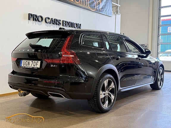 Volvo V60 Cross Country 4 of 5