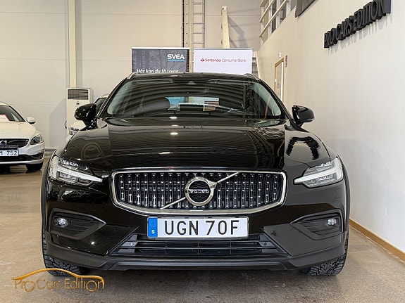 Volvo V60 Cross Country 2 of 5