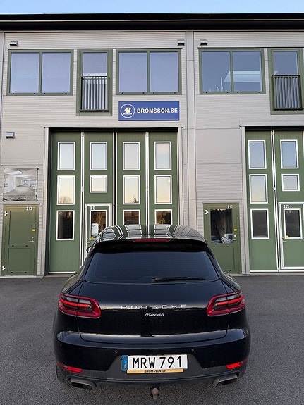 Porsche Macan 4 of 5