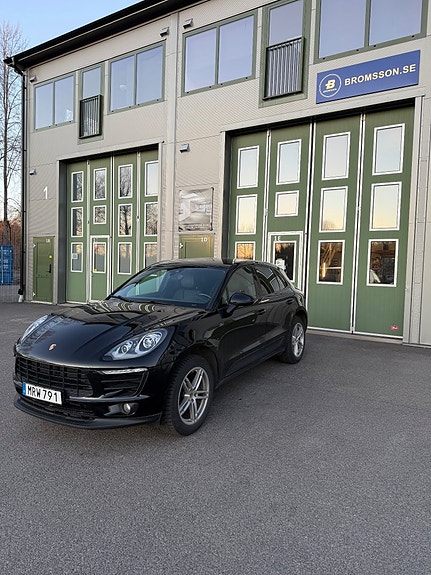 Porsche Macan 2 of 5