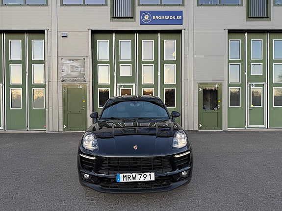 Porsche Macan 3 of 5
