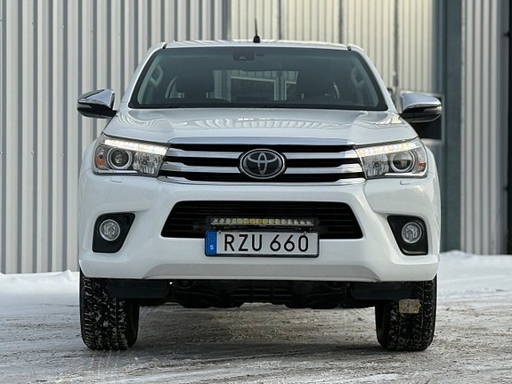 Toyota HiLux 3 of 24