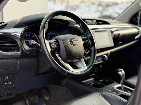 Toyota HiLux 14 of 24