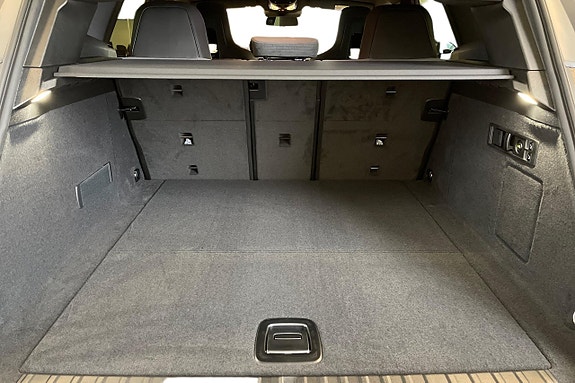 BMW iX 10 of 24