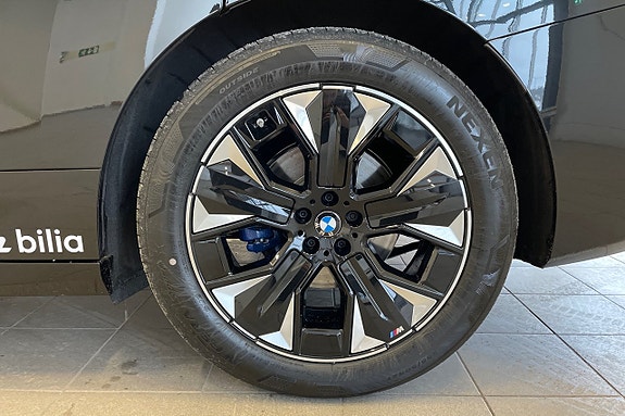 BMW iX 14 of 24
