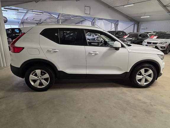 Volvo XC40 3 of 5