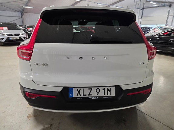 Volvo XC40 4 of 5