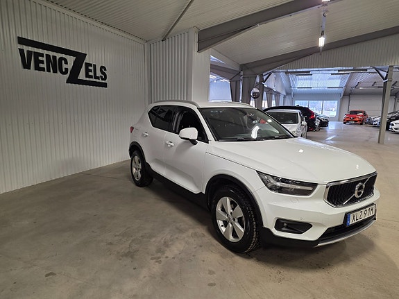 Volvo XC40 2 of 5