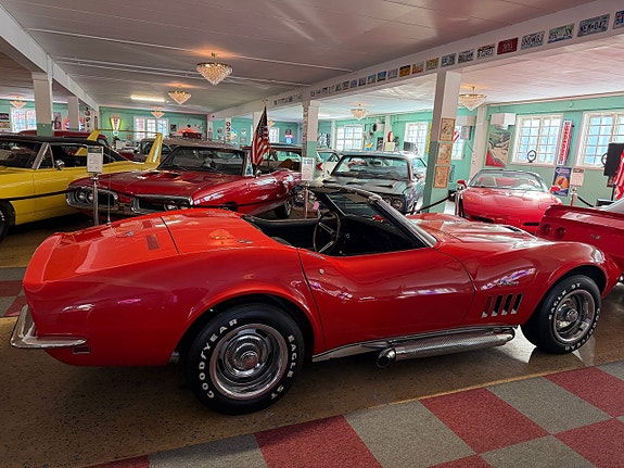 Chevrolet Corvette 9 of 18