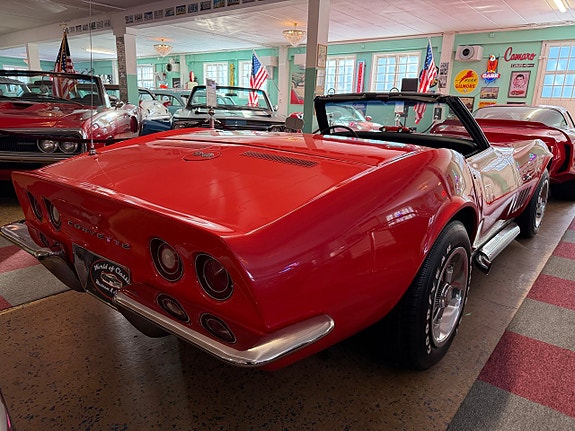 Chevrolet Corvette 8 of 18