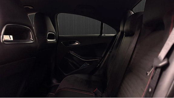 Mercedes-Benz CLA200 11 of 13