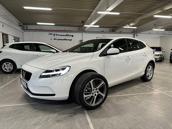 Volvo V40 2 of 15