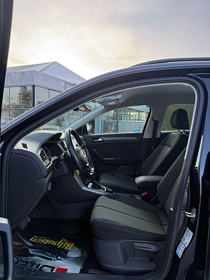 Volkswagen T-Roc 7 of 12
