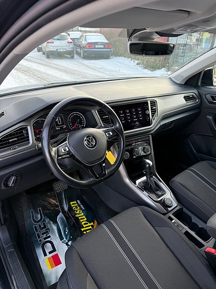 Volkswagen T-Roc 4 of 12