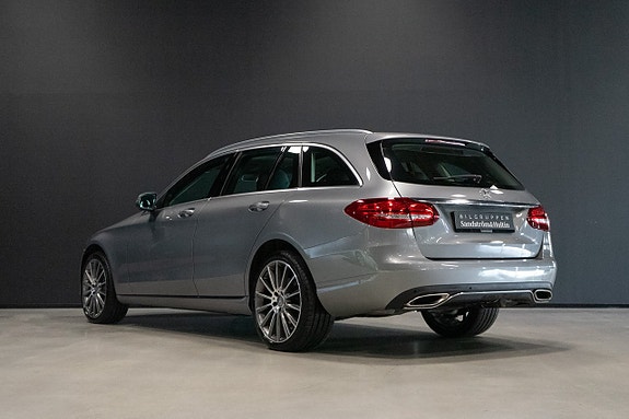 Mercedes-Benz C400 4 of 5