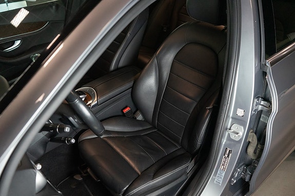 Mercedes-Benz C400 16 of 20