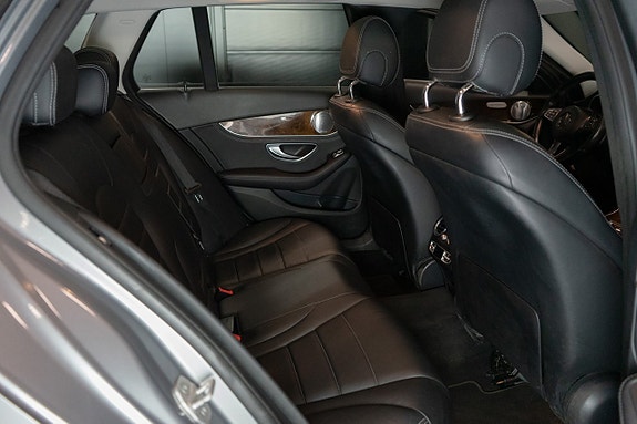 Mercedes-Benz C400 18 of 20