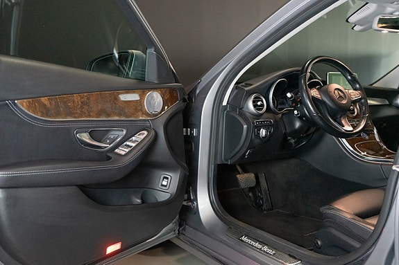 Mercedes-Benz C400 11 of 20