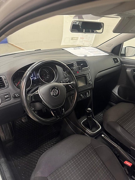 Volkswagen Polo 10 of 16