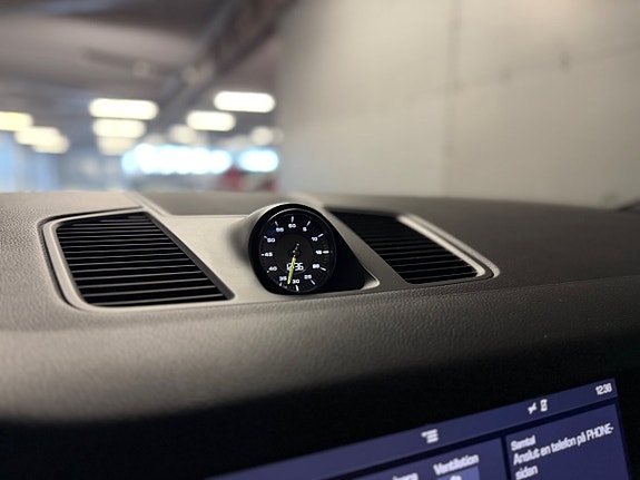 Porsche Cayenne S 8 of 17