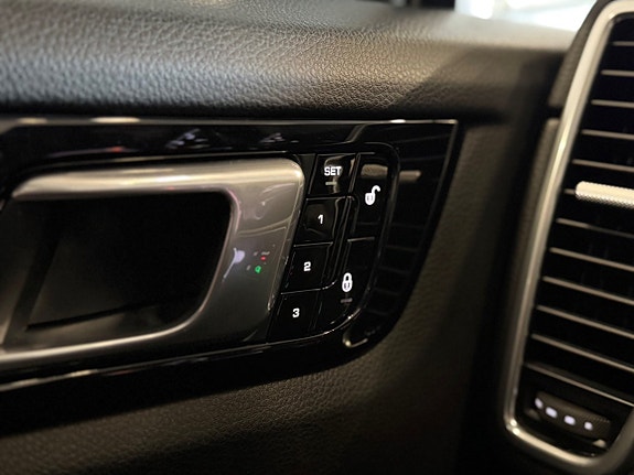 Porsche Cayenne S 16 of 17
