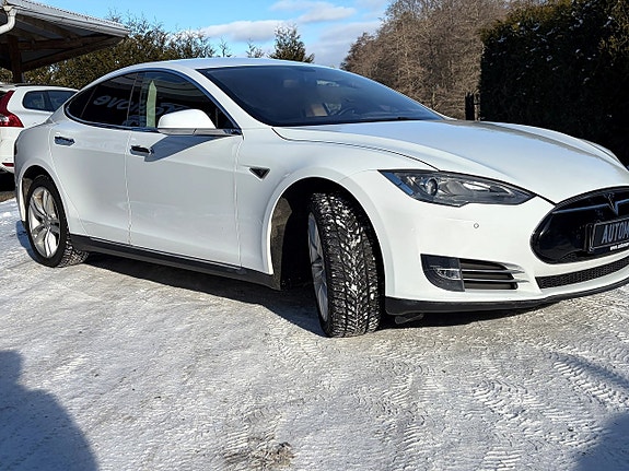 Tesla Model S 4 of 5