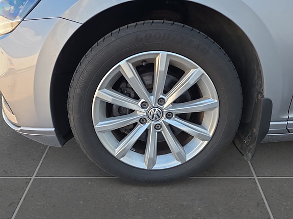 Volkswagen Passat 9 of 14