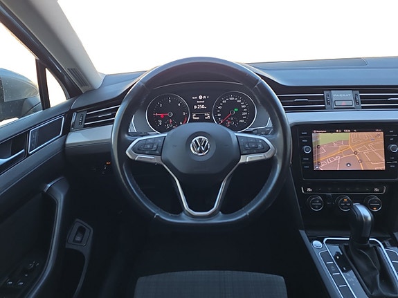 Volkswagen Passat 6 of 14
