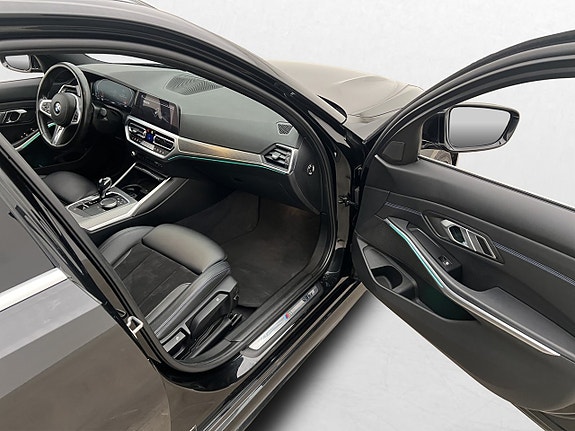 BMW 330i 9 of 26