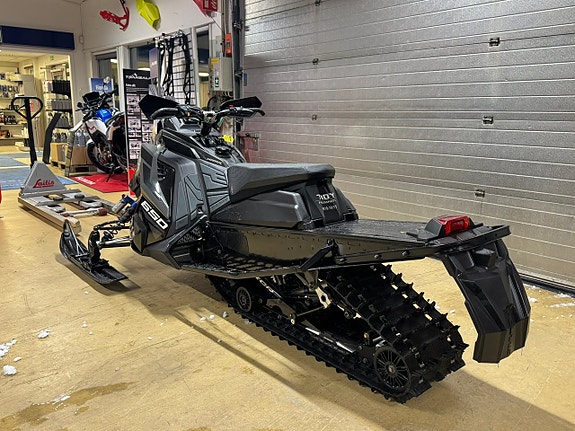 Polaris 650 Indy XCR 136 -24 3 of 4
