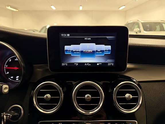 Mercedes-Benz GLC220 d 27 of 30