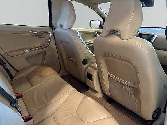 Volvo XC60 8 of 12